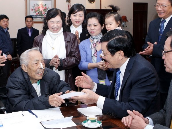 President Truong Tan Sang pays Tet visit to artists, intellectuals - ảnh 1